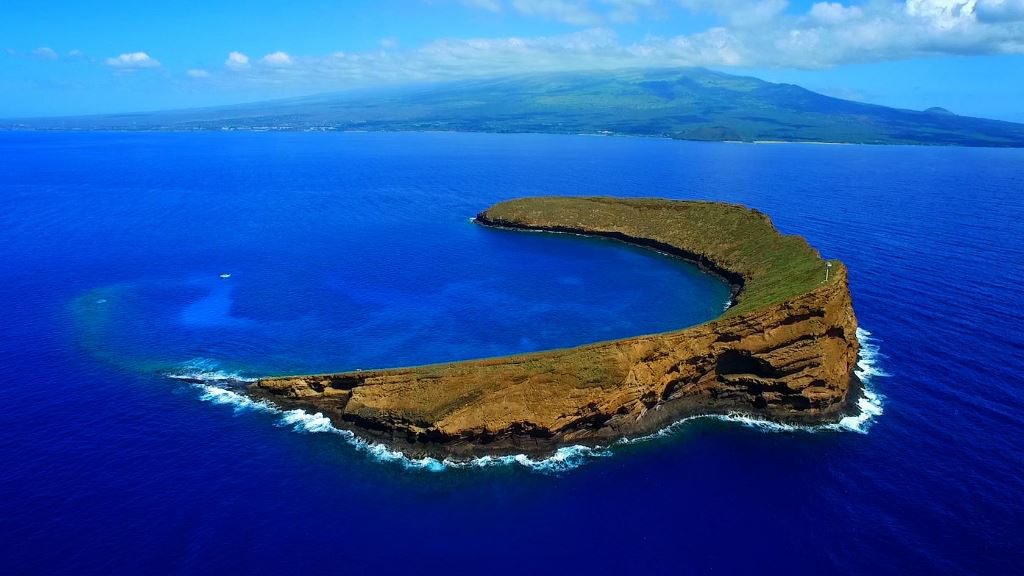 Molikini Crater Snorkeling maui hawaii